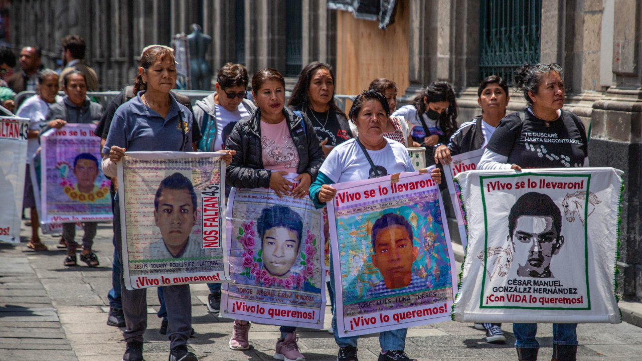 43 normalistas de ayotzinapa - AMLO y Sheinbaum