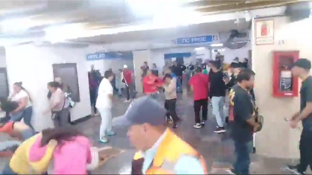 Captan en video batalla campal al interior de la estación Hidalgo del Metro