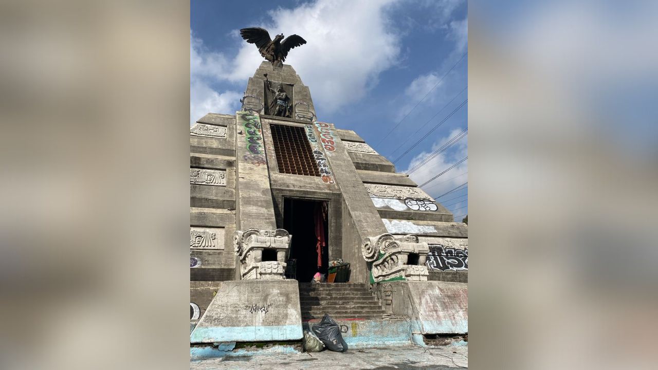 Provocan incendio al interior del Monumento de La Raza