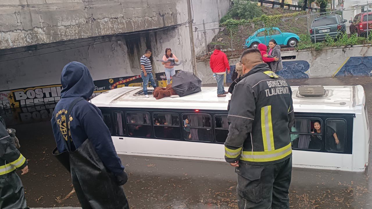 Pasajeros quedan atrapados en techo de camión de pasajeros, en Tlalnepantla