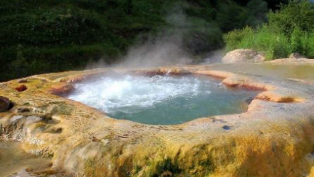 Se llama aguas termales a las aguas minerales que brotan del suelo con más de 5 °C que la temperatura de la superficie