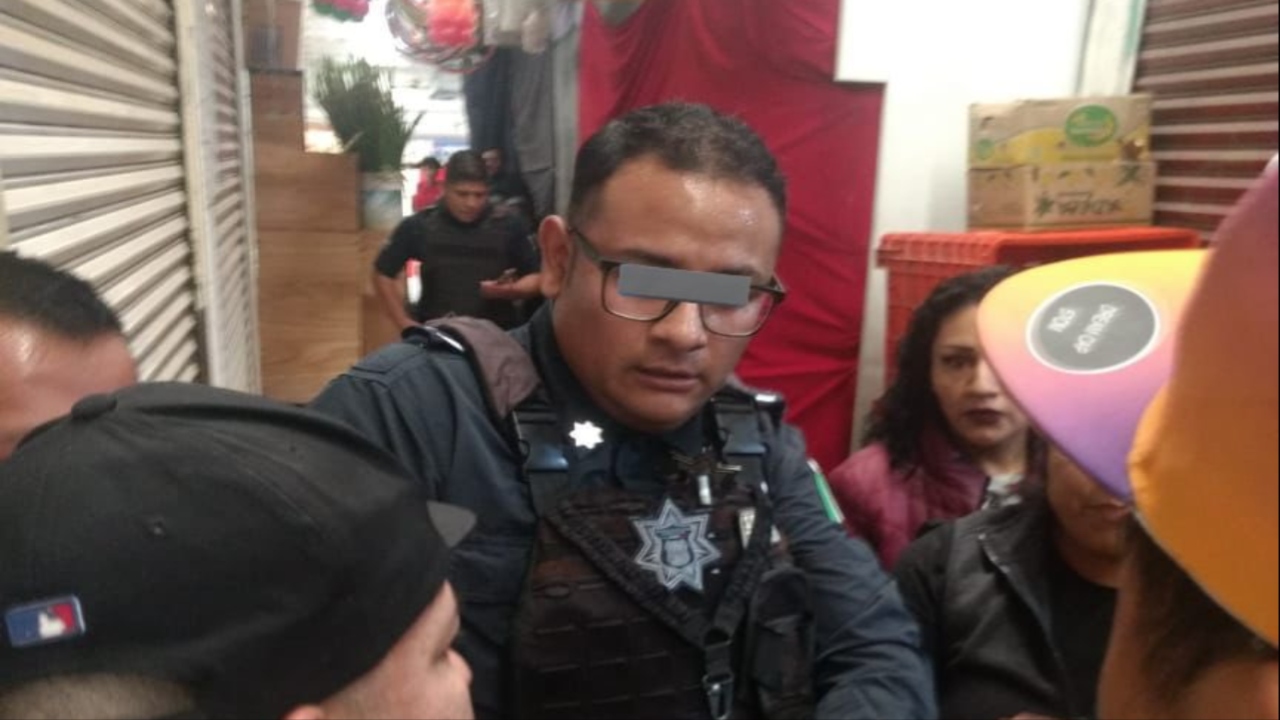 Foto:X@PueblaEnRedes/ Policía dispara al suelo, rebota y hiere a niña