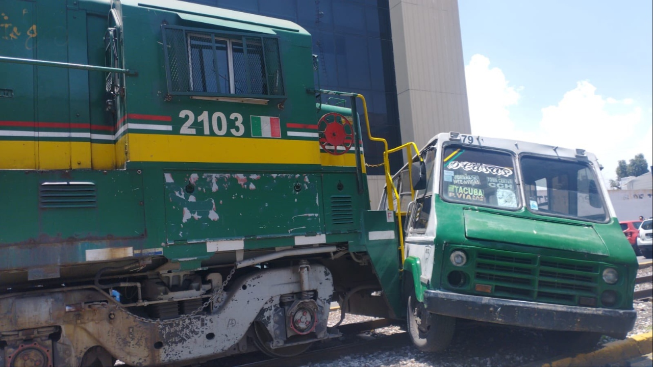 Microbus choca con tren en Tlalnepantla