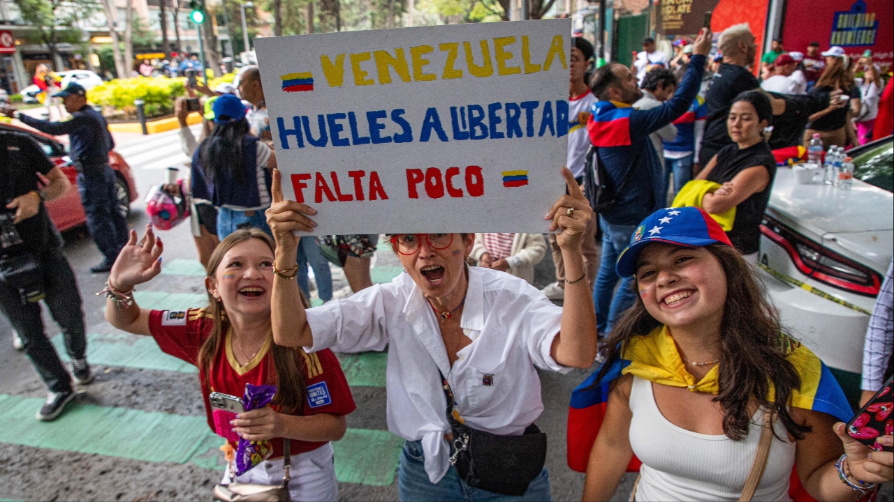 Foto: Miguel Martinez/ venezolanos fuera de la embajada de Venezuela en México