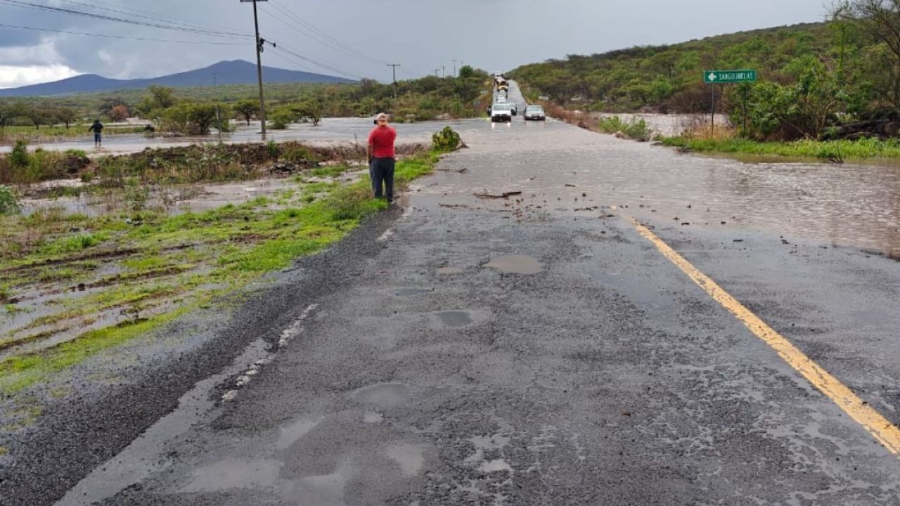 EMERGENCIA. La circulación de la carretera Purépero-Churintzio tuvo que ser cerrada ante la cantidad de agua que la cubrió y la lluvia contínua.