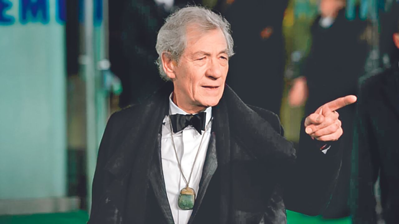 El actor británico, Ian McKellen ya no aparecerá en la gira por el Reino Unido de su producción teatral shakespeariana después de caerse del escenario