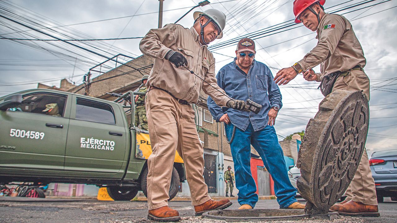 Precaución. Trabajadores de Pemex y Protección Civil de la capital realizan un constante monitoreo en la colonia Cuchilla del Tesoro sobre el nivel de explosividad en el drenaje.