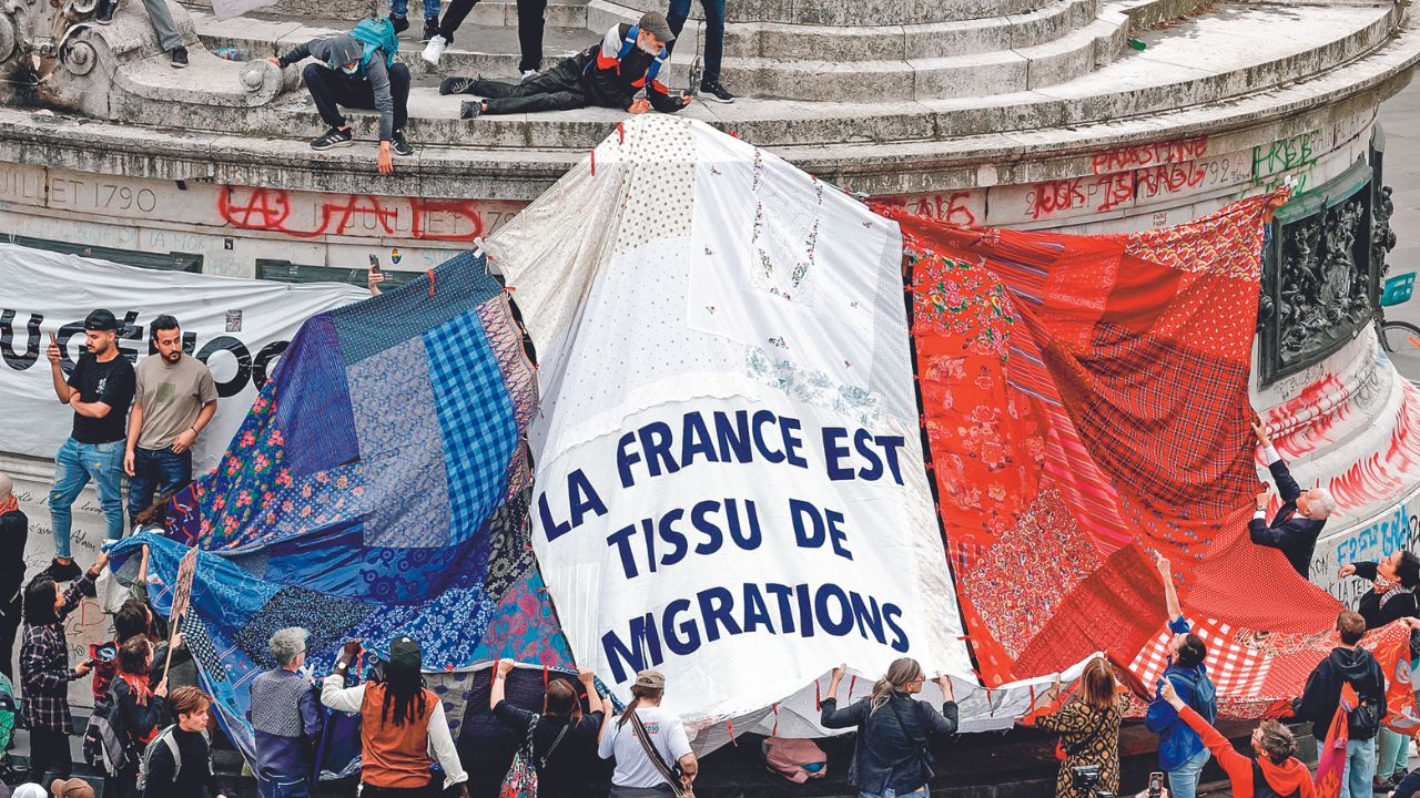 PROTESTAS. Recientemente una bandera con el lema “Francia está tejida por la migración” fue desplegada en las manifestaciones contra la extrema derecha.