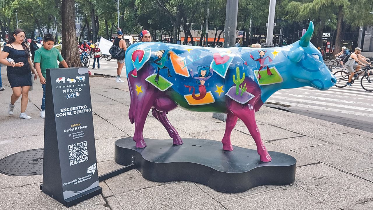 Llenando de arte y color Paseo de la Reforma, convirtiéndose en parte del paisaje urbano, gracias al CowParade México