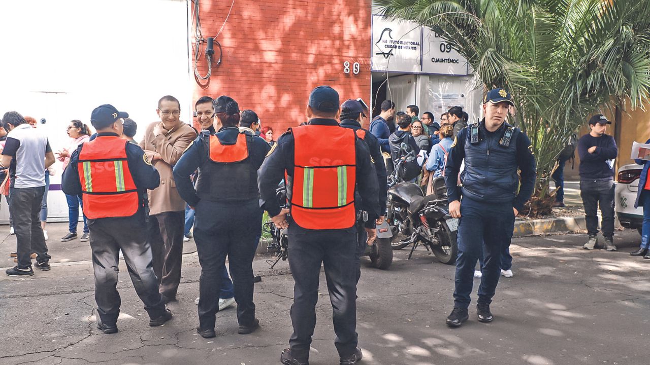 Cumplimiento. Con el respaldo de policías de la SSC, personal del IECM acudió a los distritos electorales para revisar y contar votos.