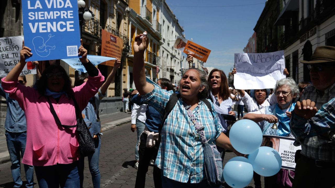 PROVIDA. Antiabortistas se manifestaron afuera del Congreso de Puebla mientras se discutía la despenalización.