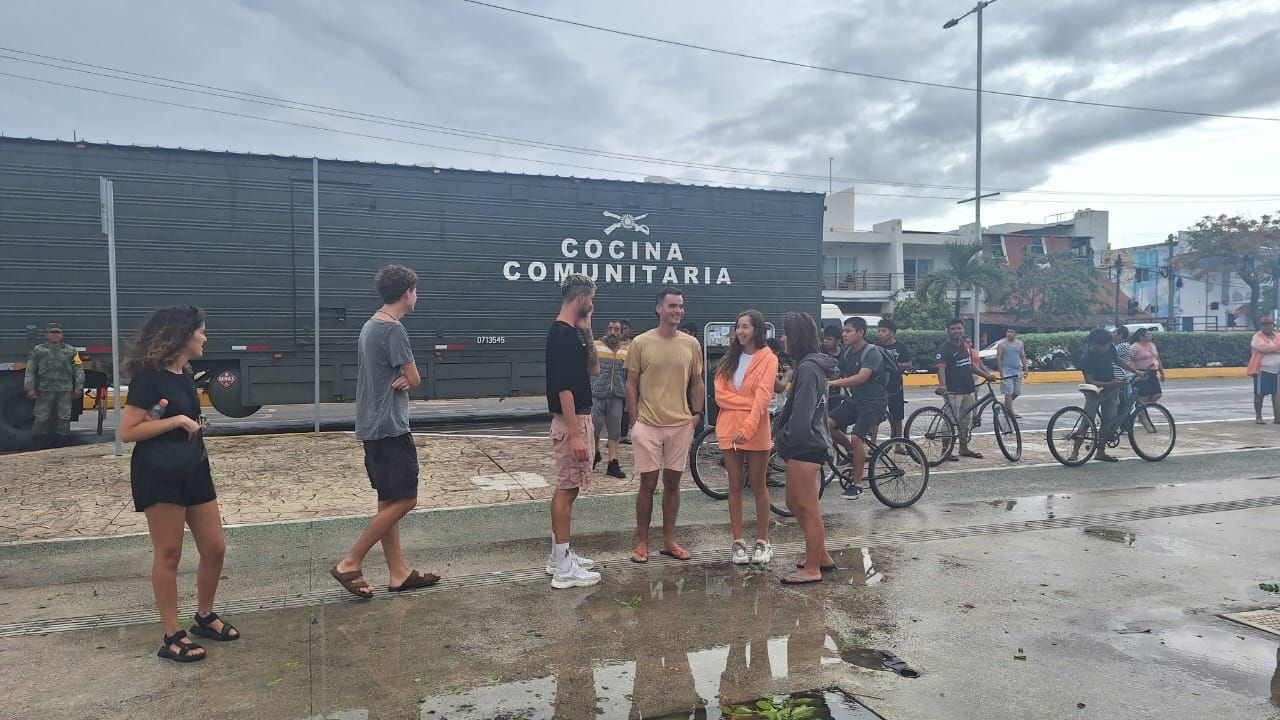 Experiencia. Viajeros argentinos y parisinos vivieron el fenómeno resguardados; los sudamericanos continuarán dos semanas más en el Caribe Mexicano.