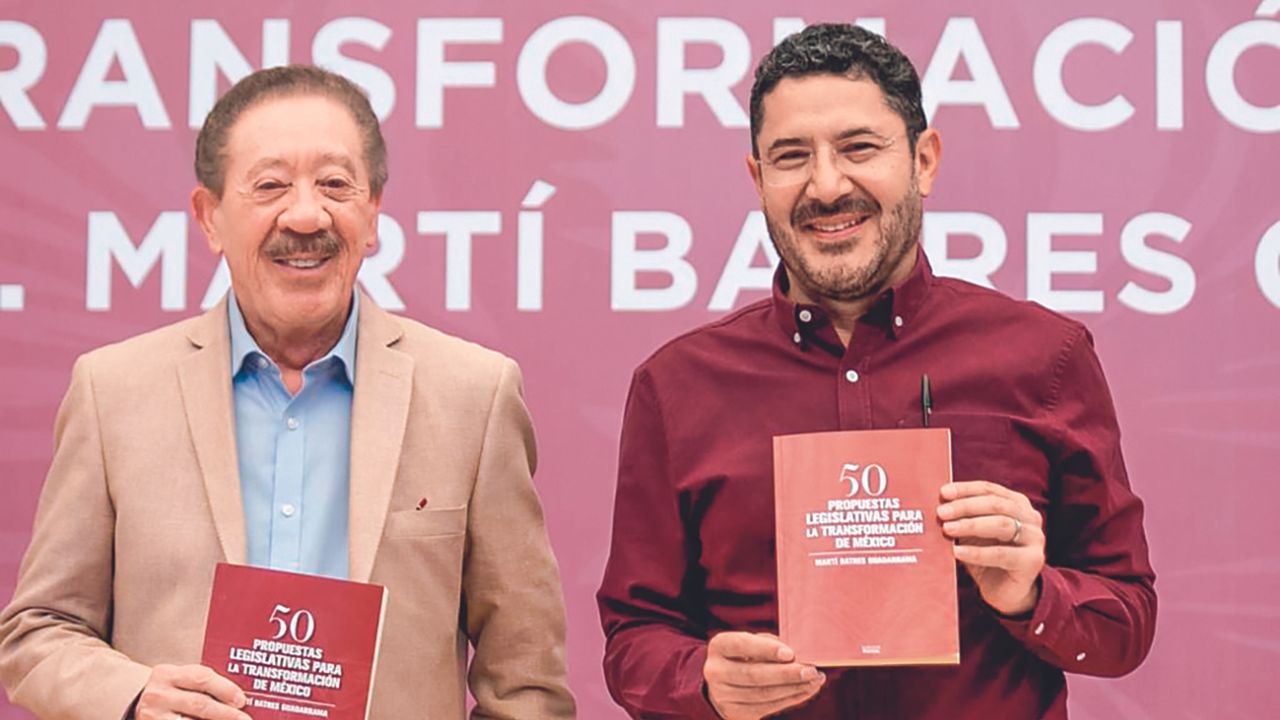 Agenda. El diputado Héctor Díaz Polanco y el mandatario capitalino, durante el evento en el Centro Histórico.