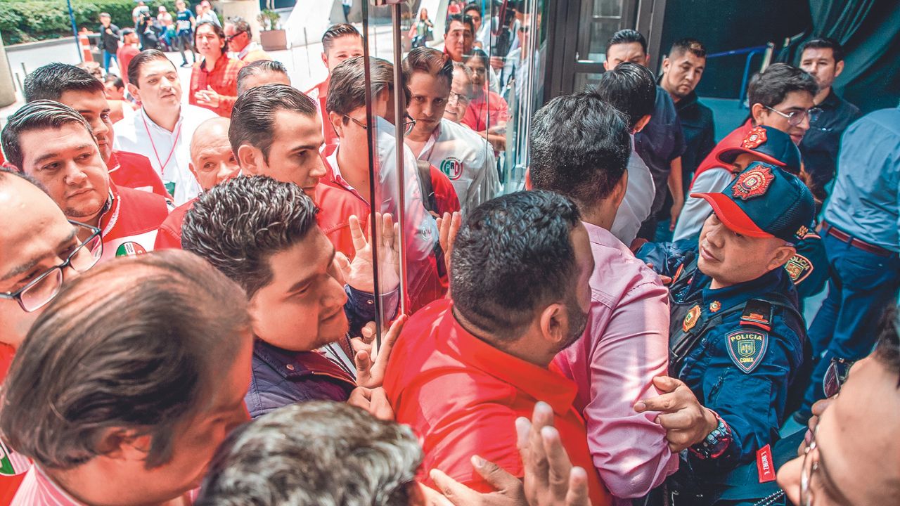 Trifulca. Ayer un grupo de militantes de NL intentó entrar a la fuerza a la Asamblea Nacional del PRI, luego de que se les negara el acceso.