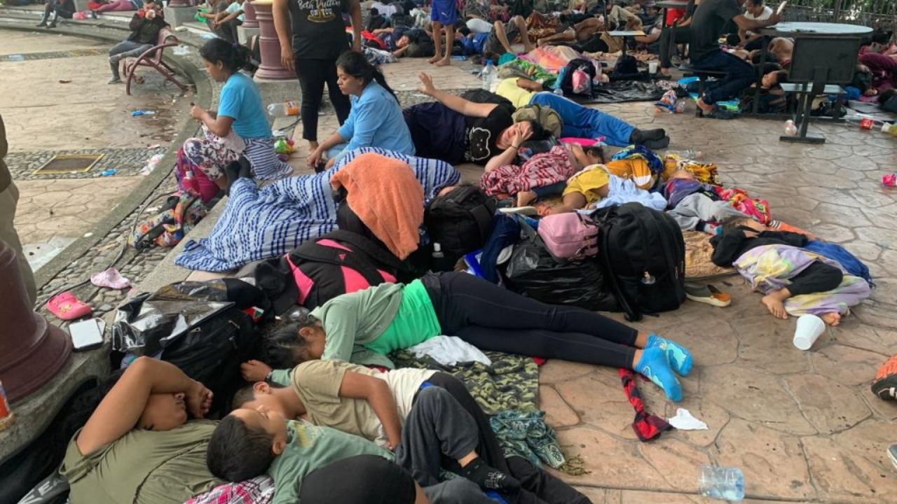 Chiapas. Pese a la lluvia, el grupo pasó la noche en el Parque Bicentenario, donde aprovecharon para curar las heridas de sus pies y descansar