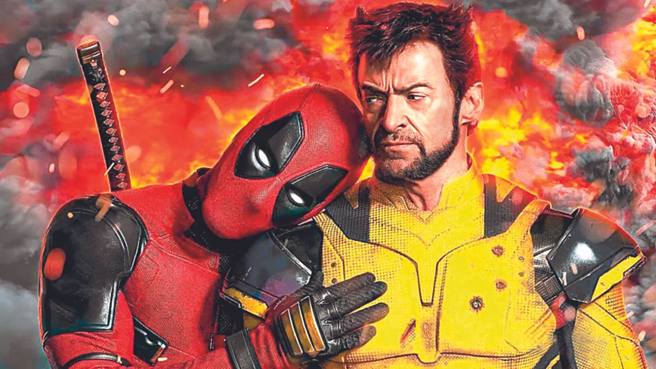 Marvel y sus esperanzas en el dúo más explosivo ALAN HERNÁNDEZ Deadpool y Wolverine, dos de los antihéroes más queridos del mundo de los cómics, se juntaron para una película que promete ser un hito tanto para el cine del género como para la industria. El filme desde su anuncio se convirtió en una noticia impactante, pues presentaba el regreso de Hugh Jackman al papel de Wolverine, que interpreta desde el año 2000 y que le valió el récord Guiness como el actor que interpretó por más tiempo a un personaje de Marvel. Por su parte, Ryan Reynolds lleva tres cintas como Deadpool y se ha ganado el cariño de propios y extraños a los cómics. Para los fans de las historietas, esta cinta tiene por fin el traje clásico amarillo con azul del lobezno, el cual sólo tuvo un vistazo breve en la cinta Wolverine Inmortal, pero Jackman nunca se vistió con él, hasta el tráiler de esta entrega que generó viralidad. Deadpool y Wolverine alcanzó a ser clasificación R, lo cual también fue aplaudido por la audiencia, pues les dio garantía de que las palabras altisonantes y la violencia que caracteriza a los dos personajes, no faltarían en pantalla. En esta cinta, veremos a Deadpool sufrir un desbalance anímico, pues quiere dejar de ser un antihéroe para convertirse en un héroe, pues su novia le echa en cara que no ha hecho nada por ayudar a los demás. Así que al tener el rechazo de grupos de supers se convierte en una persona común y corriente, pero todo cambiará cuando sea requerido para salvar su universo. Por ello, el irónico personaje emprenderá un viaje lleno de violencia, acción y muchas referencias para que el mítico Logan le ayude con su tarea. El filme es dirigido por Shawn Levy y se desarrolla desde 2016, pero los planes fueron frustrados debido a que 20th Century Fox fue adquirida por Disney en 2019. Por ello, en esta película se incluye por primera vez tanto a Logan como a Deadpool en el Universo Cinematográfico de Marvel (MCU). Cuarenta minutos de esta película fueron estrenados de forma adelantada en Hong Kong y aunque existen spoilers reales y otros falsos, lo cierto es que la cinta está llena de referencias a este universo de películas que no ha tenido gran desenvolvimiento en las taquillas durante los últimos tiempos. Deadpool y Wolverine es el único estreno cinematográfico de Marvel para este 2024 y se espera que mañana, tras su llegada a la pantalla grande, rompa el récord de la película de clasificación R más taquillera.