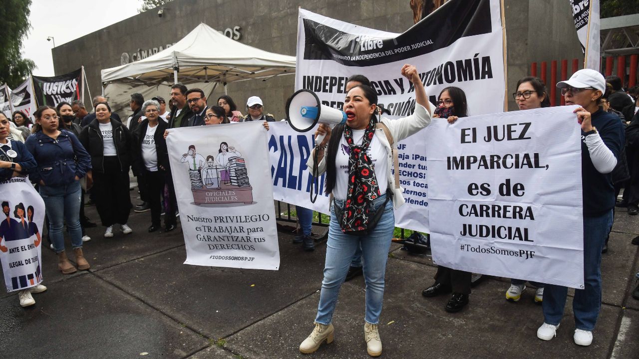 La elección de jueces y magistrados por voto popular, ya sea mediante una logística de cientos de boletas para cada ciudadano o una sola papeleta con cientos de candidatos