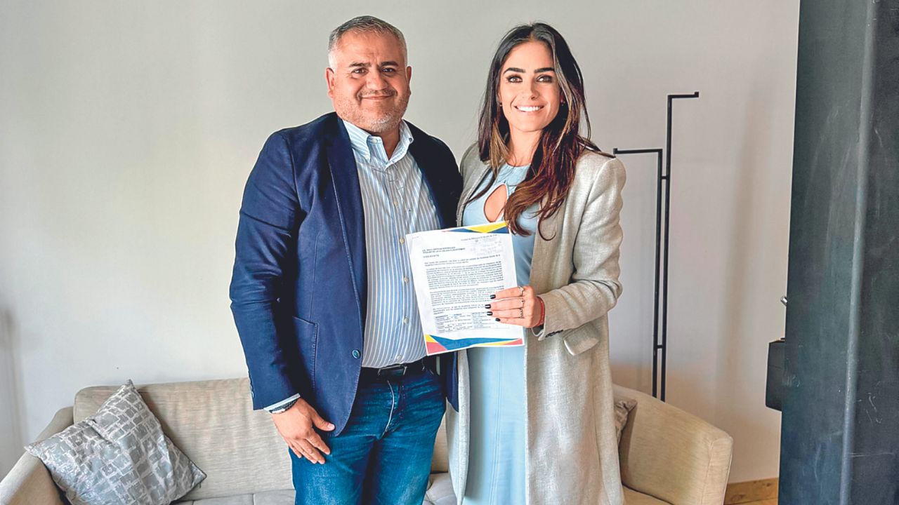 Continuidad. Tras ratificar su triunfo, Alessandra Rojo de la Vega reanudó la transición de gobierno con el alcalde interino, Raul Ortega.