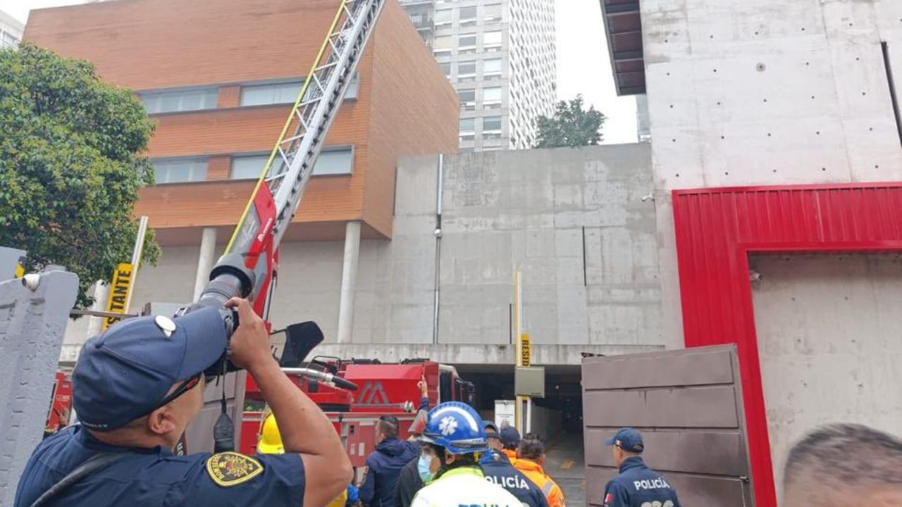 Emergencia. Bomberos de la Ciudad de México utilizaron escaleras eléctricas para sofocar el fuego y evacuar a los vecinos.