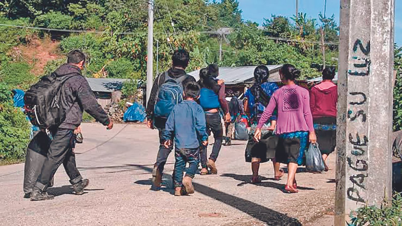 RIESGO. Desde el martes pobladores de Amatenango de la Frontera comenzaron a llegar a Guatemala. Desde hace tres semanas sufren de bloqueos en esa zona de Chiapas.