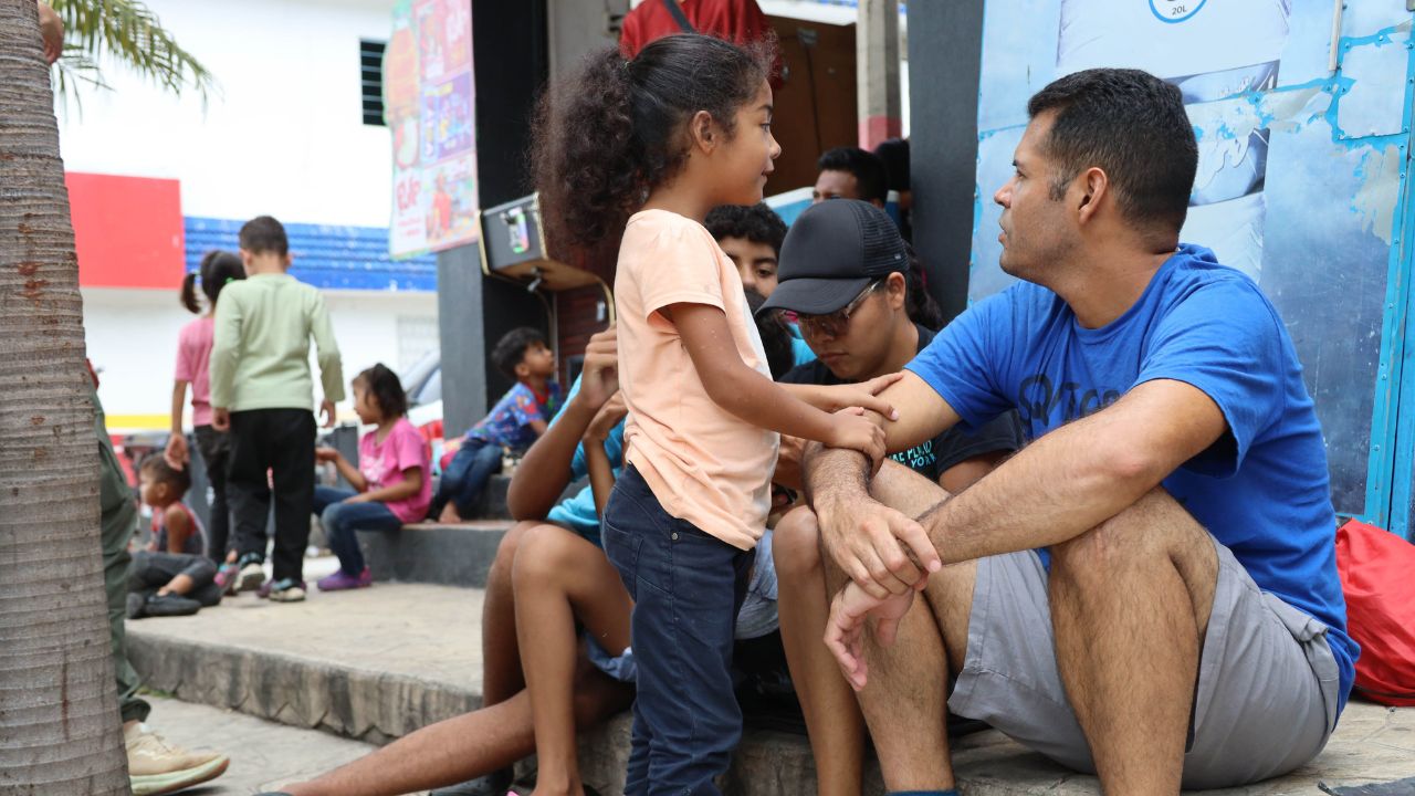  A miles de kilómetros de su país, Venezuela, y tras la reciente jornada electoral, decenas de familias varadas en Tuxtla Gutiérrez dijeron sentirse sin esperanza ante la reelección de Nicolás Maduro.