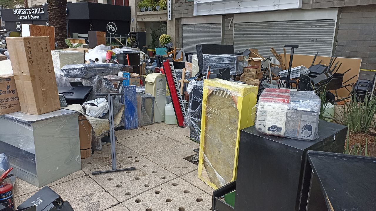 Desconocimiento. Estudiantes que evitaron el robo de muebles, manifestaron estar preocupados por saber cuándo reanudarán clases.