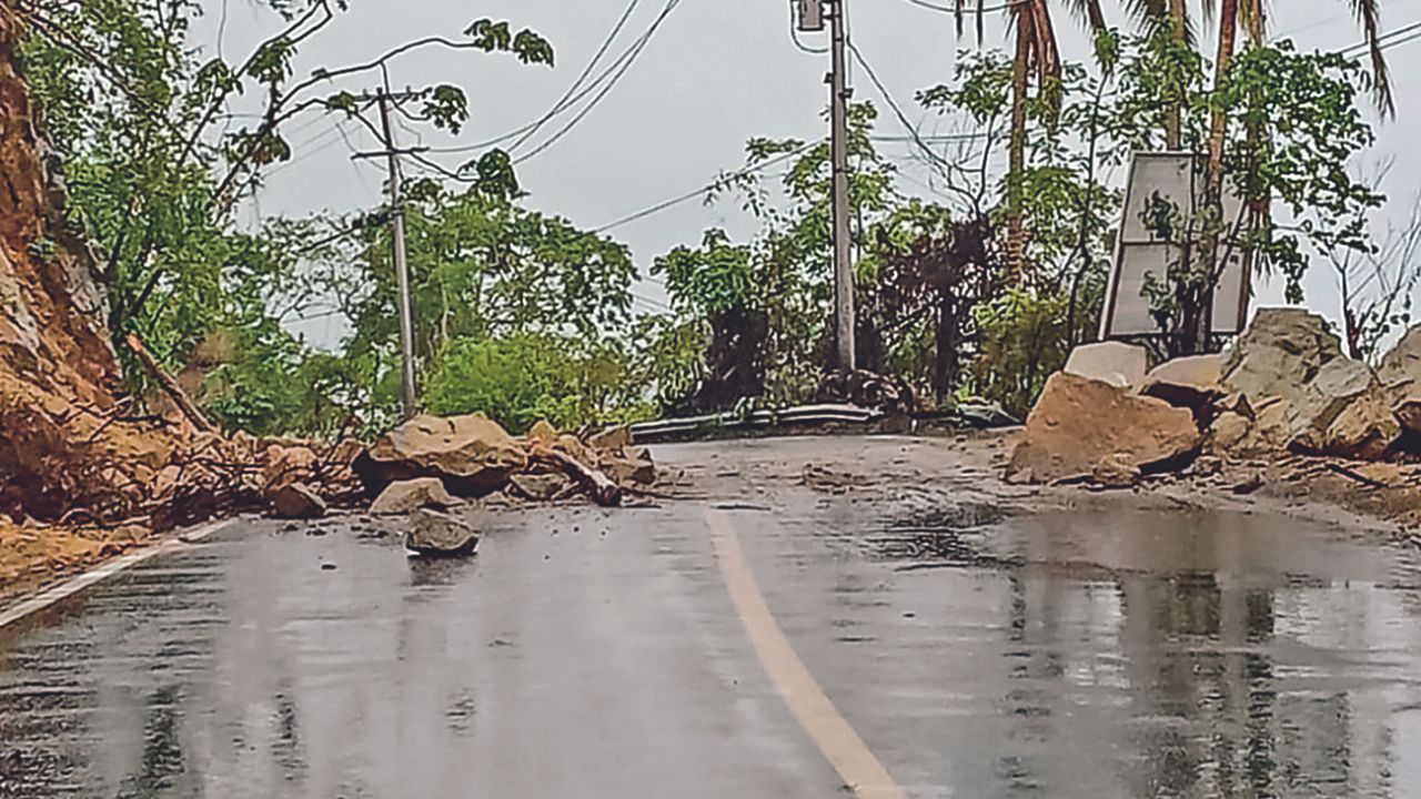 CIERRE. Ocurrió un derrumbe en la carretera Federal 200 Sur, en el municipio de Puerto Vallarta.