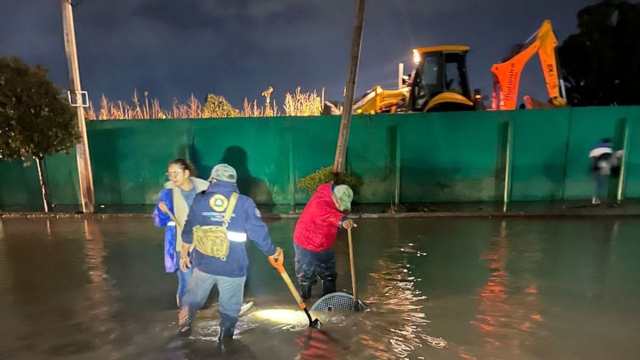 EMERGENCIA. Los vecinos de Pueblo Nuevo sacaron lodo y basura de sus viviendas, tras el desbordamiento del río.