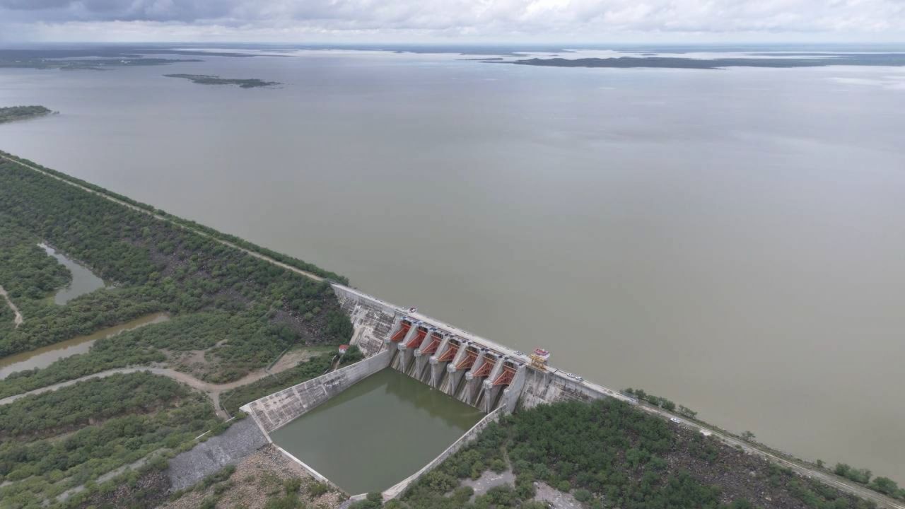 AGUA. El gobernador Samuel García anunció el fin de la crisis hídrica.