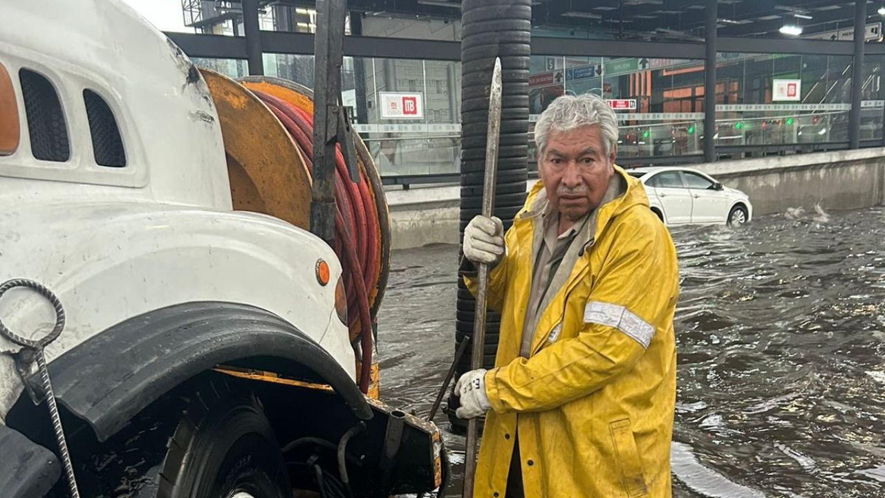 Daños. La salida de Indios Verdes quedó inundada por varias horas; un árbol cayó en las vías de la Línea 5 del Metro, todo a causa de las precipitaciones.