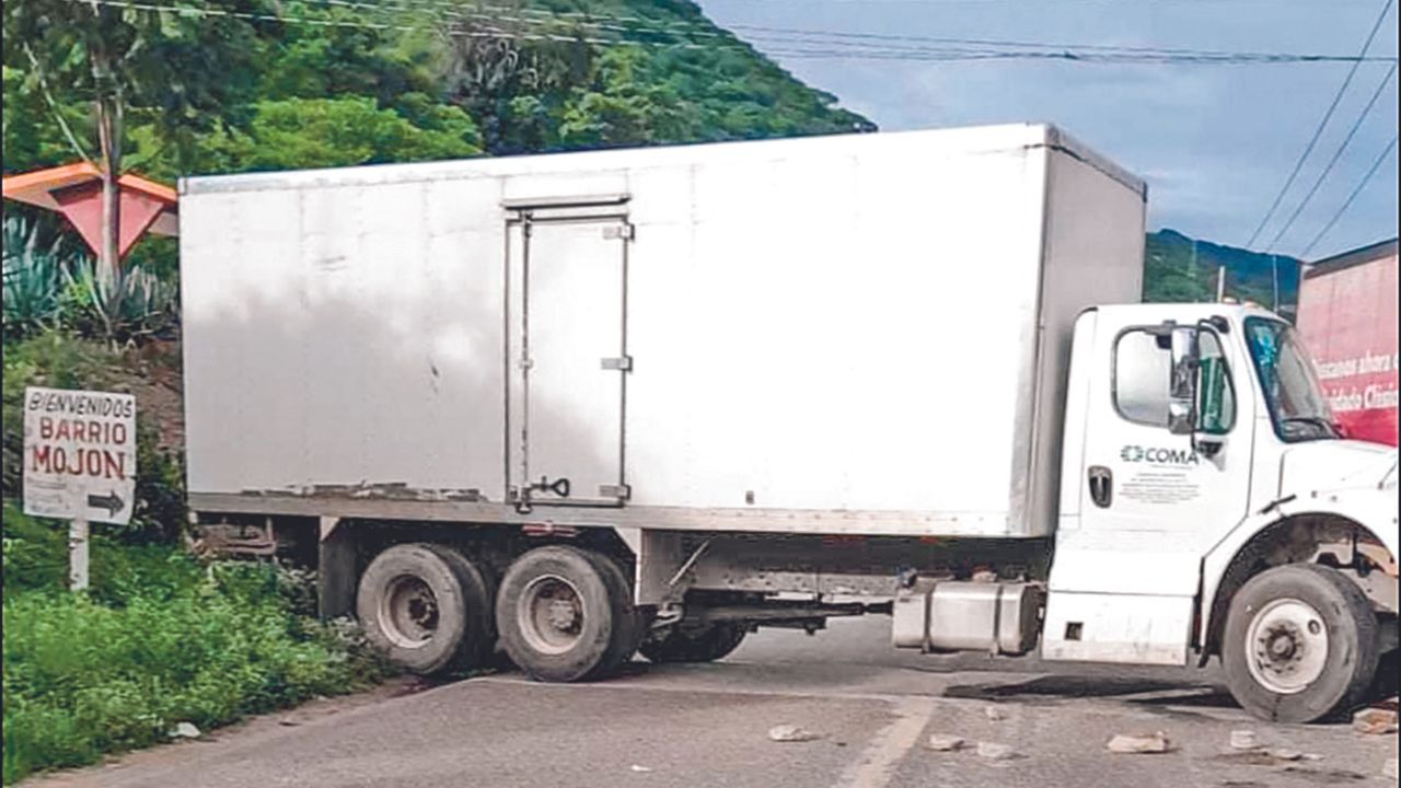 BLOQUEO. Camiones, ramas, palos y piedras fueron utilizadas para obstruir el paso en la región de la sierra chiapaneca.