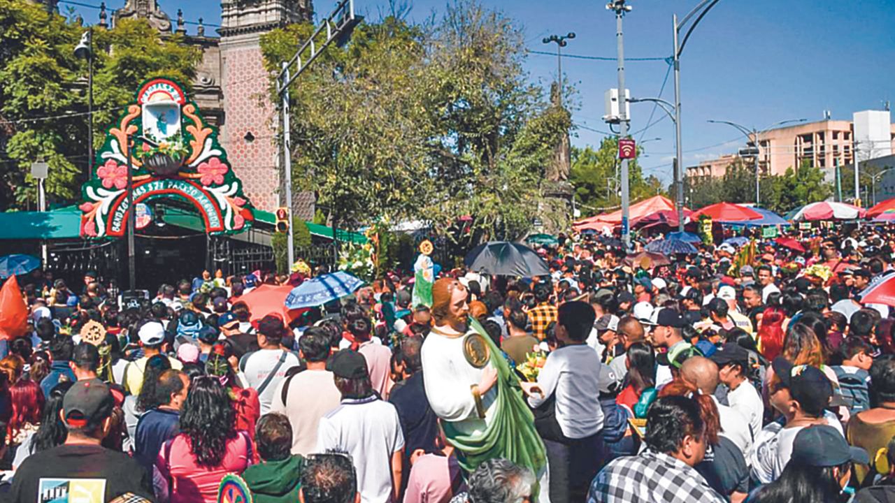 DEVOCIÓN. Los feligreses, que acuden puntualmente a agradecer al santo, podrán conocer el hueso de uno de sus brazos.