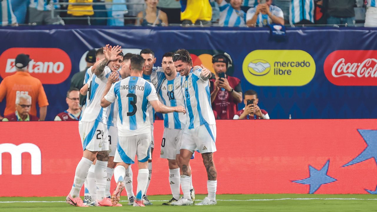 En 2008, el futbolista argentino apareció en un calendario solidario del diario ‘Sport’ en una bañera sujetando a un joven Lamine Yamal con apenas cinco meses. Ayer que los dos pasaron a sus respectivas finales, la foto se hizo viral en redes sociales. 24 HORAS