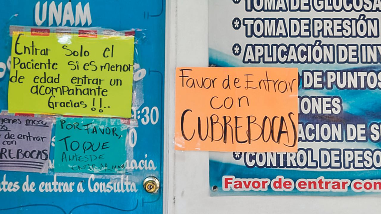 Cubrebocas. En las farmacias de barrio, primer contacto para pacientes con síntomas, se han reforzado medidas para romper la cadena de contagios. 