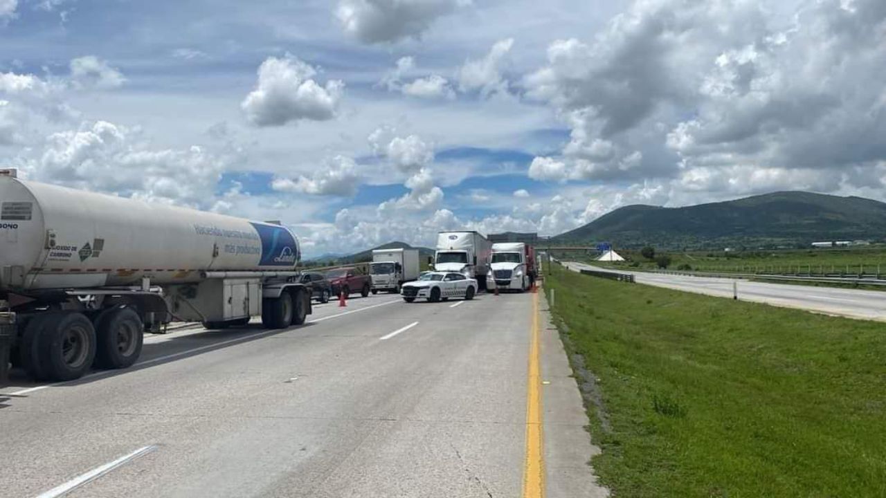 Nezahualcóyotl. Confirma Fiscalía que se trata de una mezcla de aceite y diesel que descargan al drenaje talleres automotrices