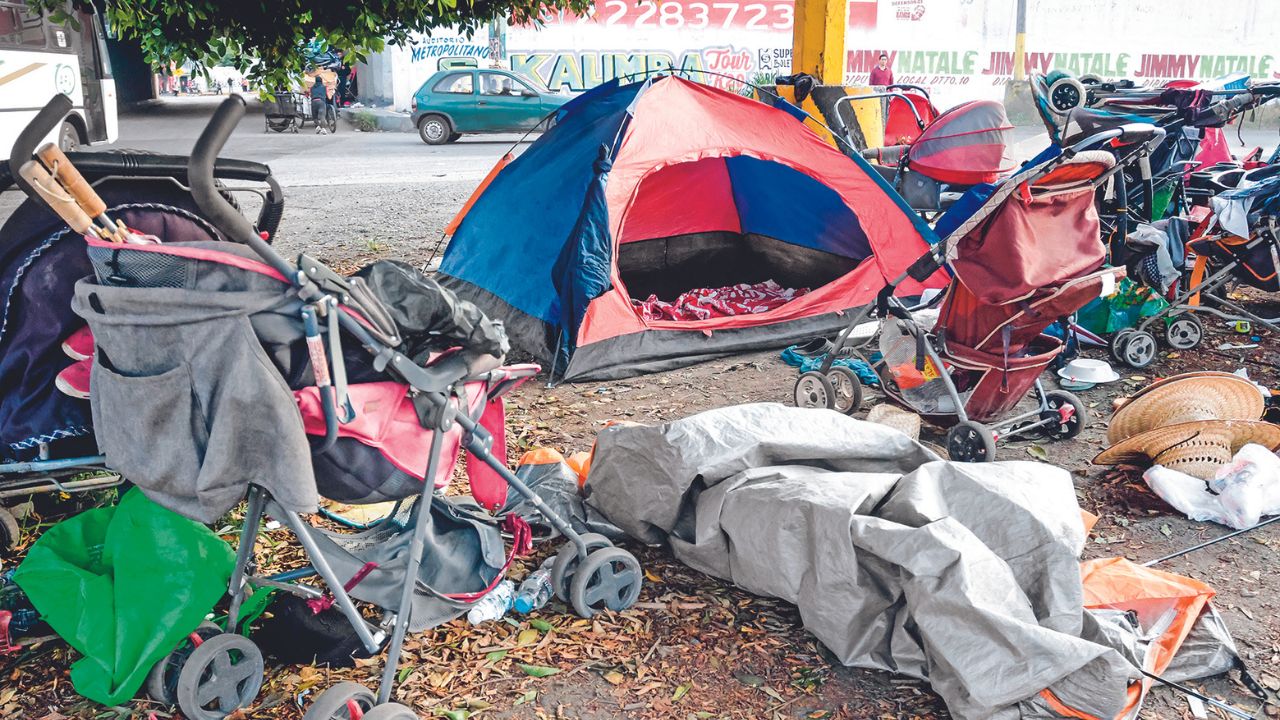 Carencia. Ante la alta demanda de solicitudes de asilo al Gobierno mexicano y el desabasto de albergues, los migrantes acampan en diversos lugares del país.