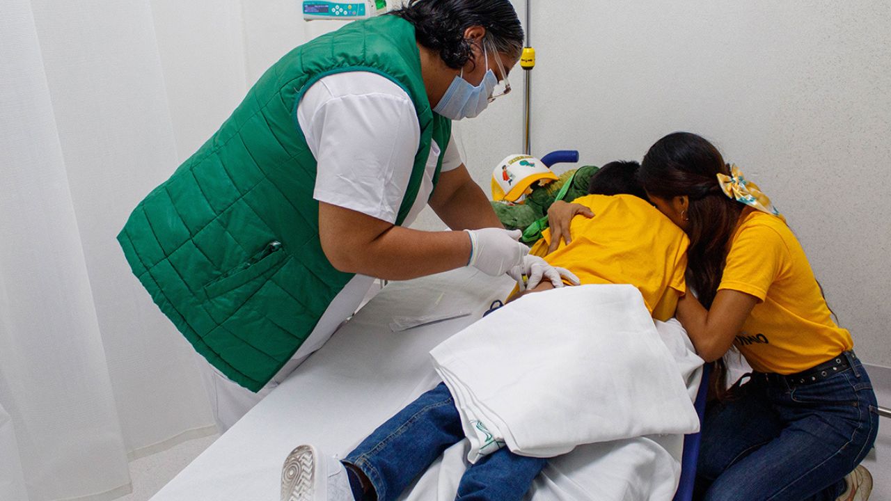 TRIUNFO. El pequeño Maxi tocó la emblemática campana de la vida, luego de vencer el cáncer.