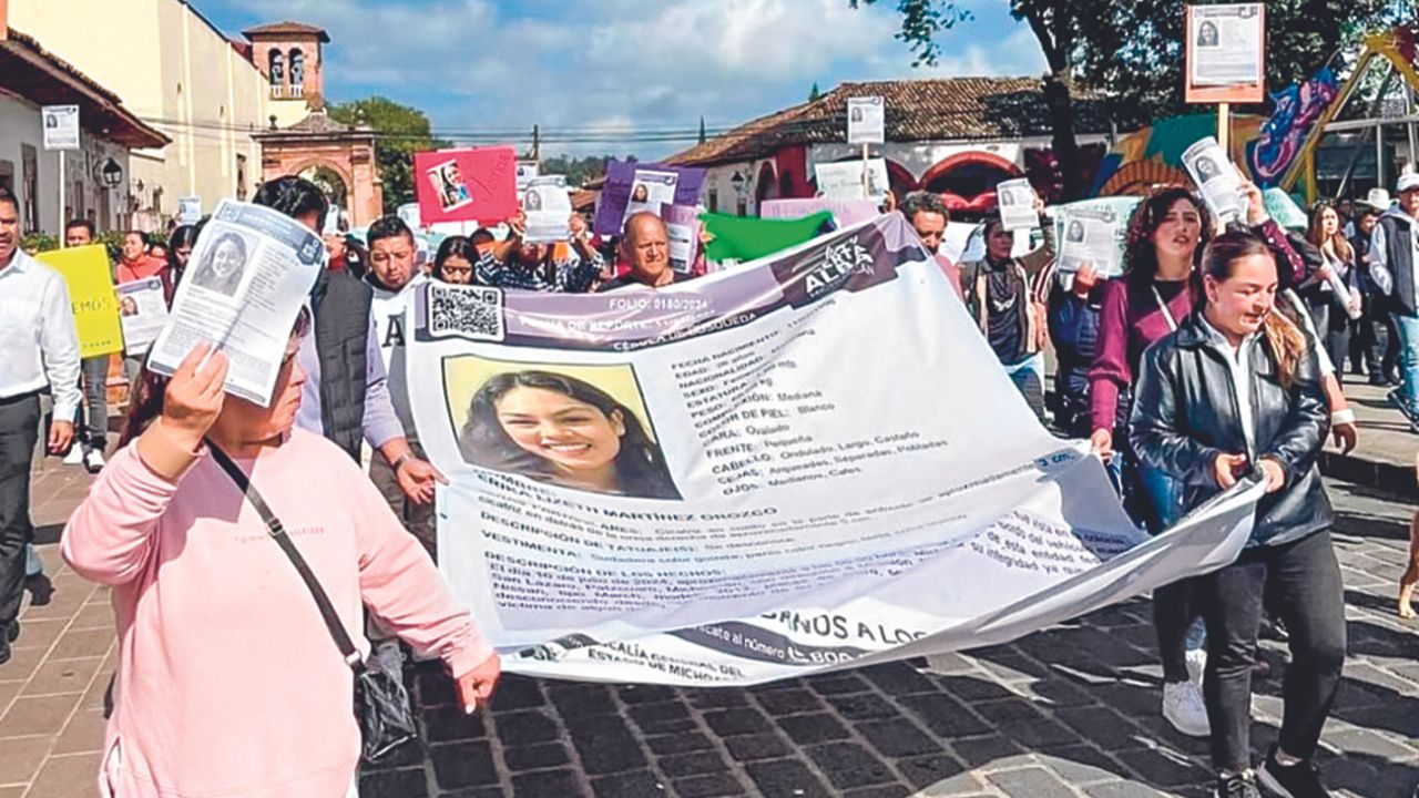 PROTESTA. Familiares de Erika Lizeth Martínez  marcharon en las calles de Pátzcuaro para exigir que sea localizada.