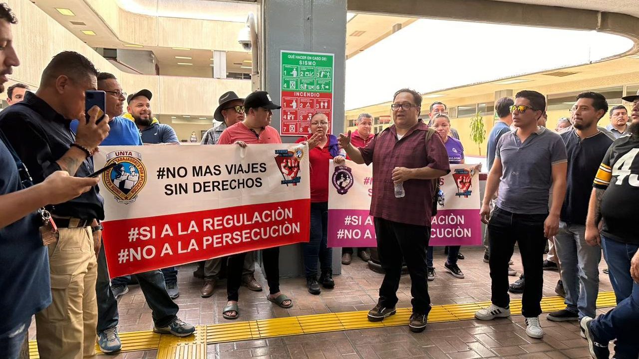 QUEJA. Los choferes de taxis por app afirman que no están en contra de regularizarse, sólo piden una prórroga hasta el 31 de julio.