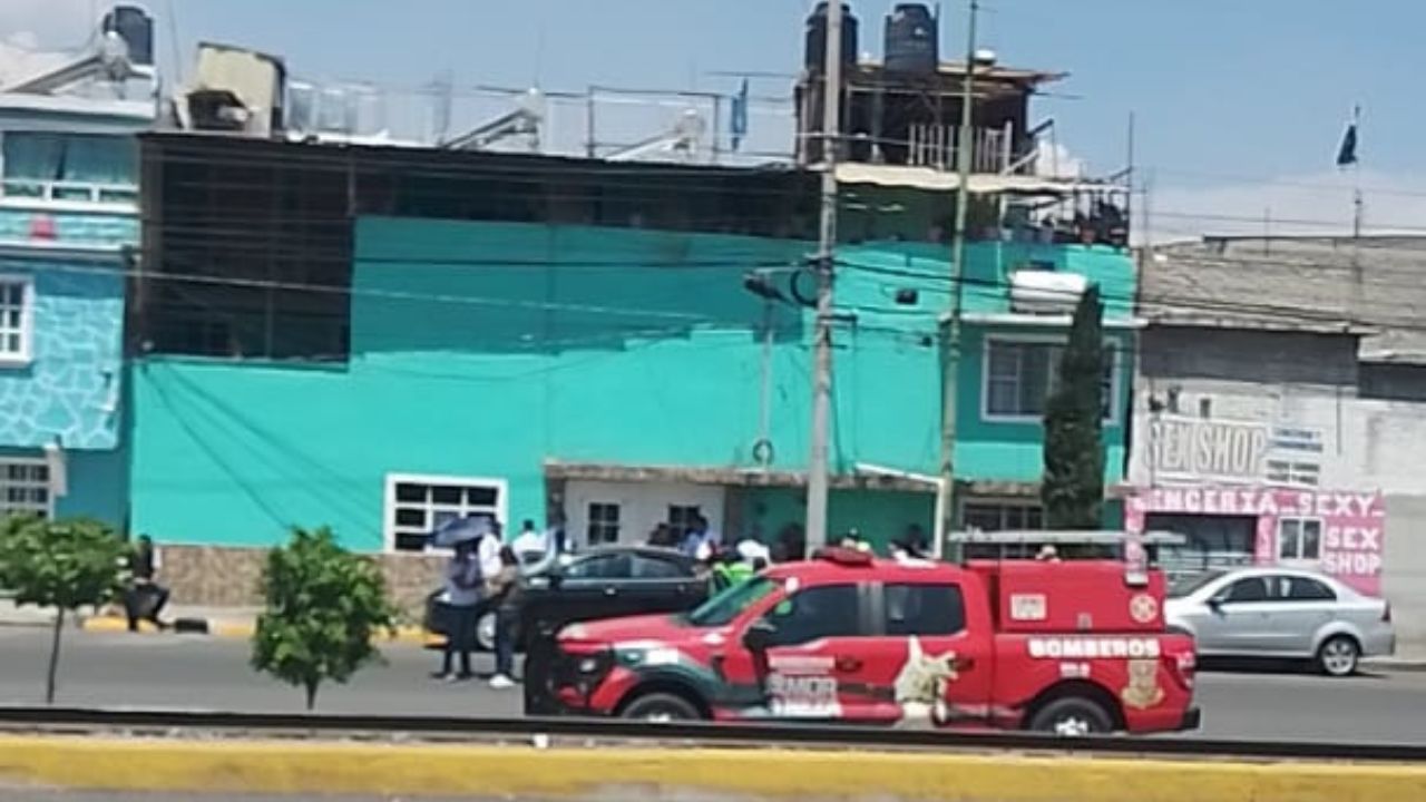 LIMPIA. Elementos de Bomberos acudieron este martes para realizar más peritajes en Ciudad Lago.