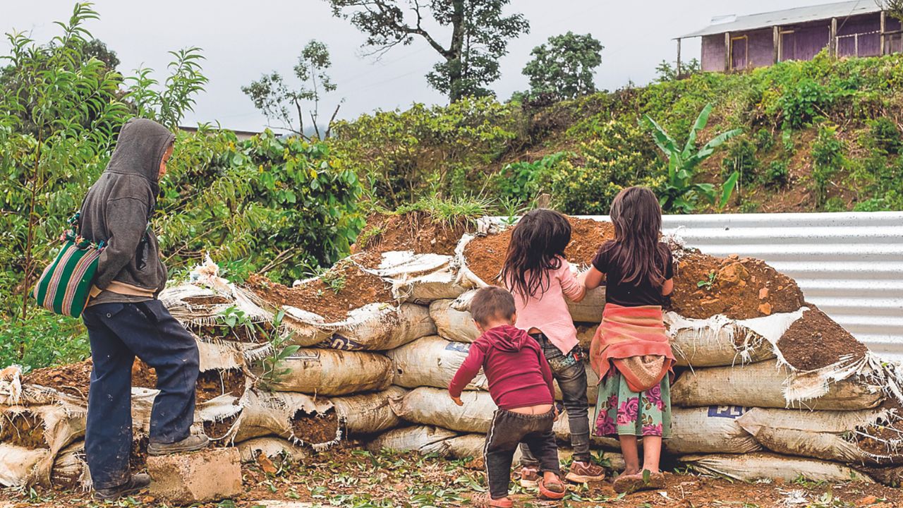 En medio del desplazamiento forzado de chiapanecos hacia Guatemala por la escalada de la violencia