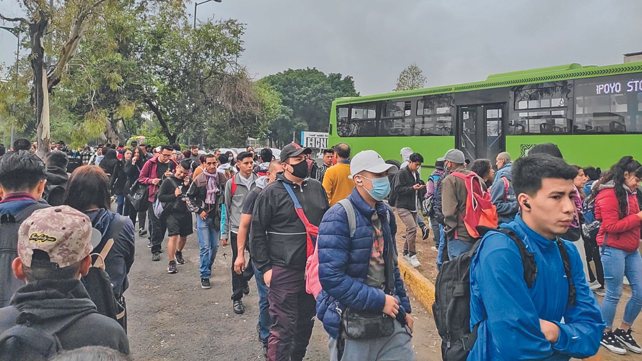 Aglomeración. Por 4 horas, largas filas de capitalinos acapararon la avenida en espera de abordar alguna de las unidades de RTP.