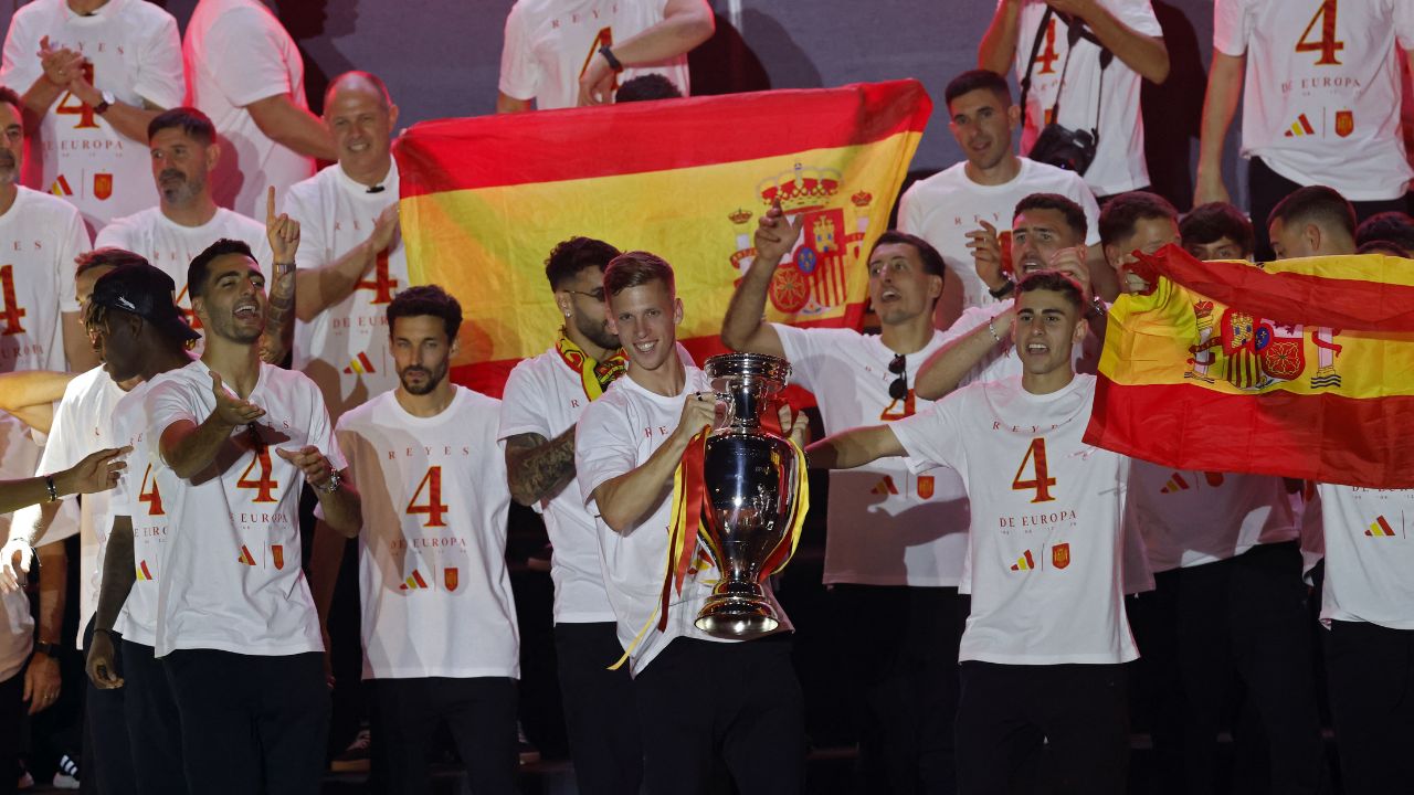 Recibidos en el Palacio de la Zarzuela, tras arribar este lunes a Madrid, la Selección de España celebró con su gente la obtención de su cuarta corona europea