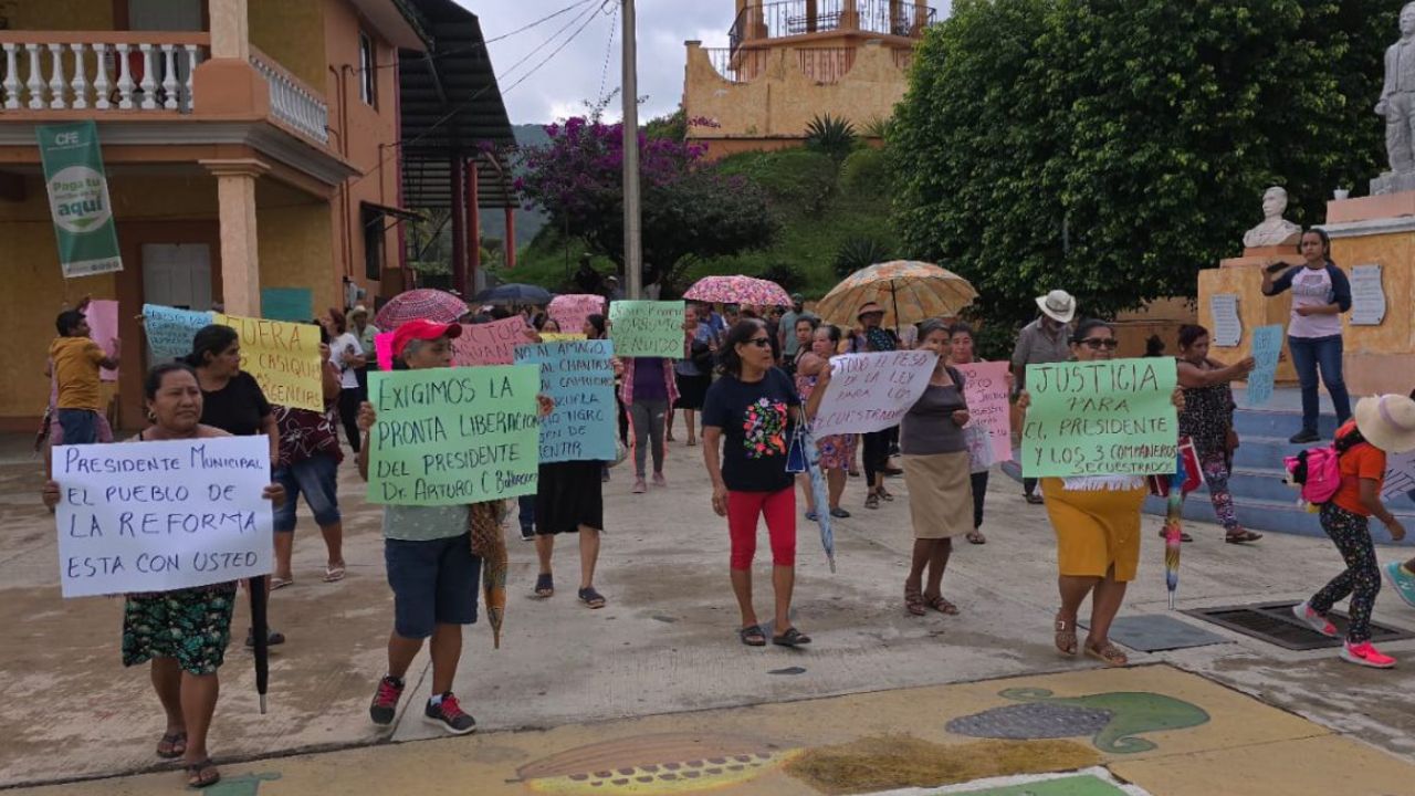 Oaxaca. Familiares de Arturo Guzmán exigen su liberación, así como de tres policías.