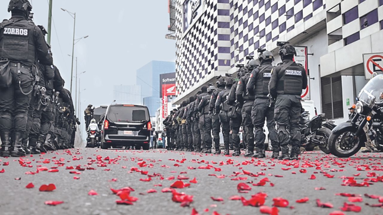 HOMENAJE. Compañeros del comisario le dieron el último adiós con una banda de guerra y pétalos de flores lanzados desde un helicóptero.