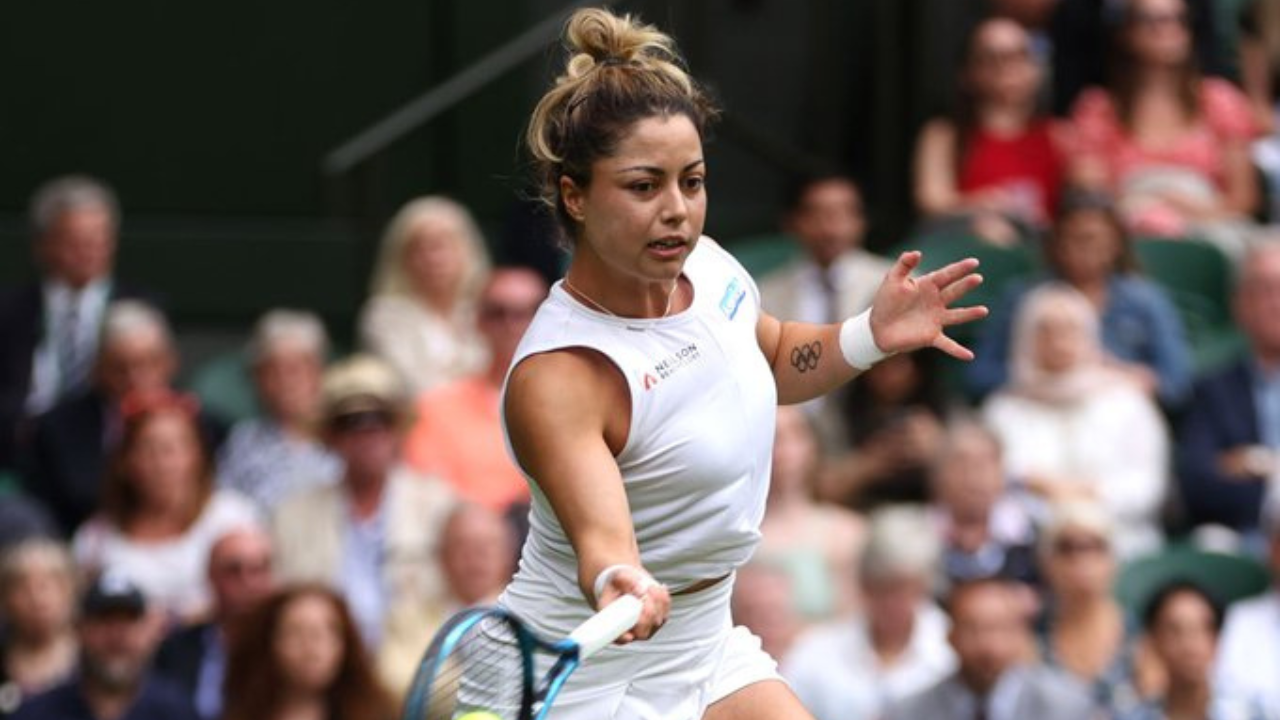 Zarazúa se convirtió en la primera mujer mexicana en disputar un partido de casi tres horas en la pista principal de la “Catedral del Tenis” en la Era Abierta , a donde arribó como ante la baja de Ekaterina Alexandrova  