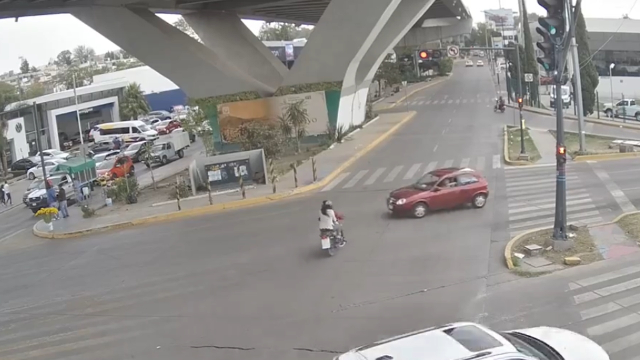 Motociclista da vuelta prohibida y pierde dos dedos en choque