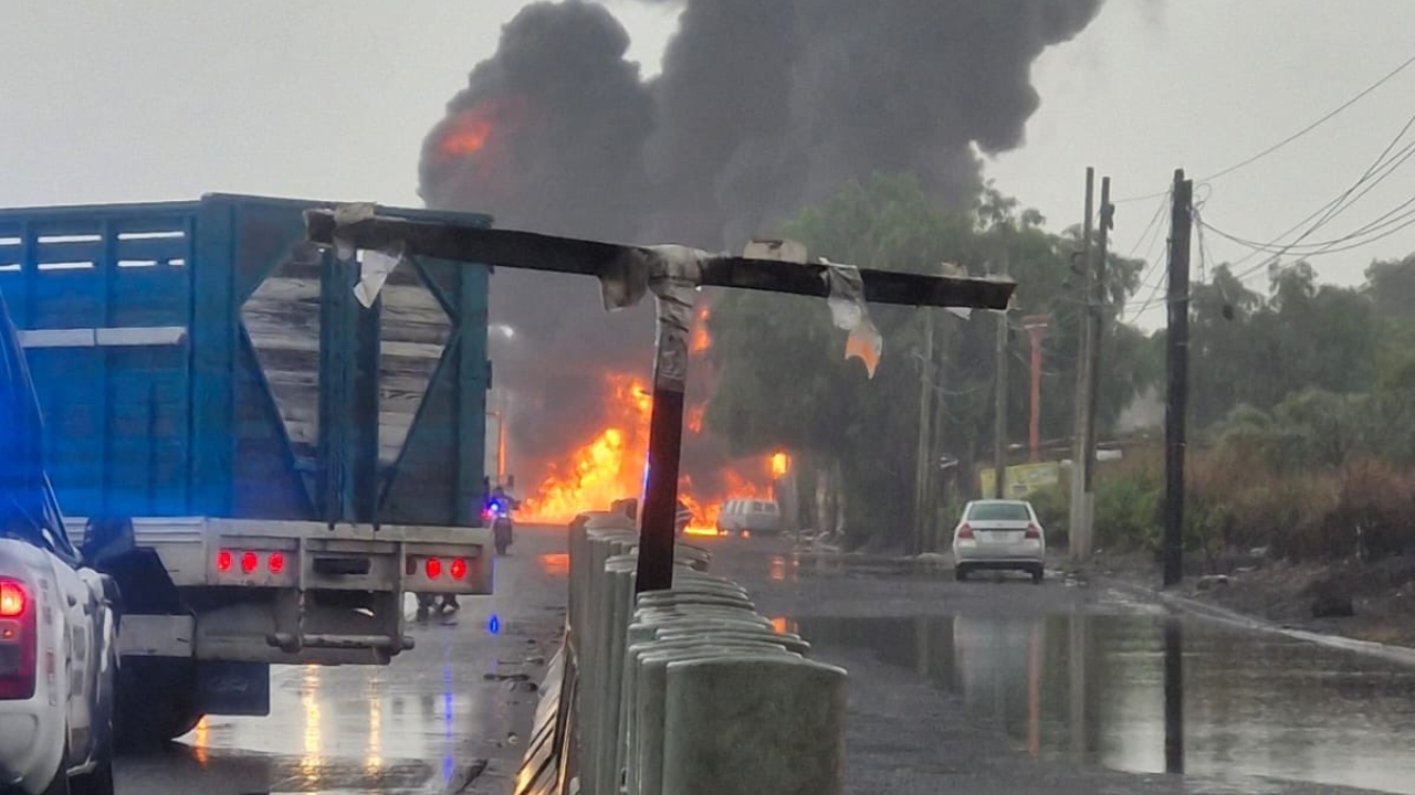 Foto: X@QuadratinEdomex/ Incendio en los límites entre GAM y Nezahualcóyotl