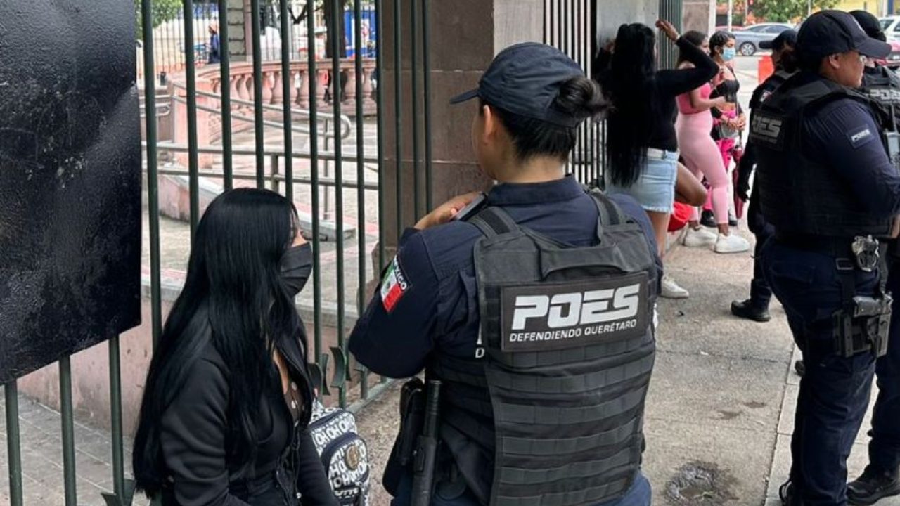 Autoridades policiacas realizaron un operativo para retirar a sexoservidoras en la Alameda de la capital de Querétaro.