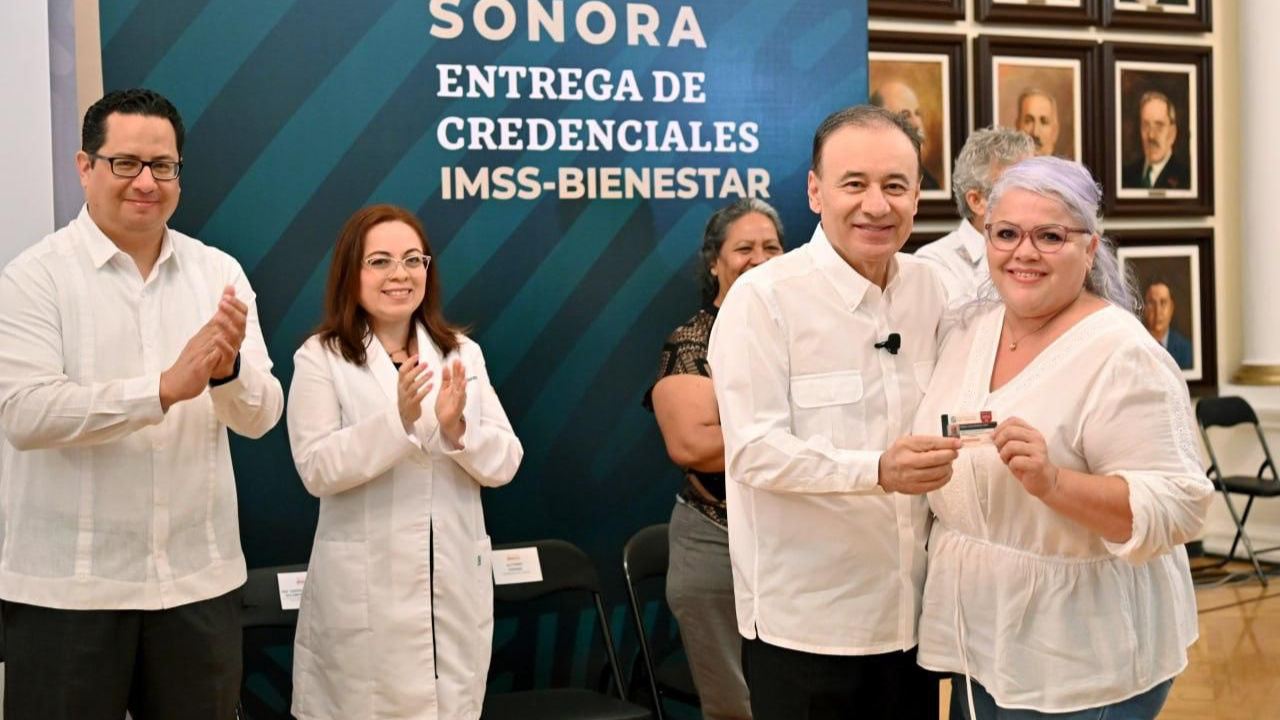 El gobernador de Sonora, Alfonso Durazo, comenzó con la entrega de las primeras 912 credenciales del programa de salud IMSS-Bienestar